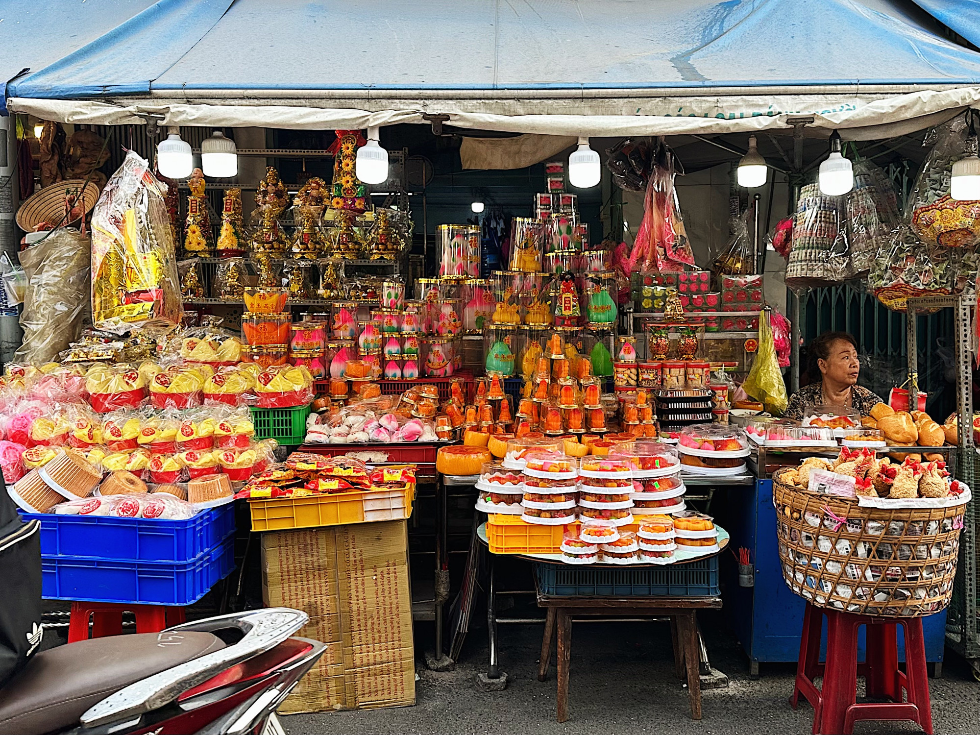 Chợ tết Phùng Hưng sặc sỡ sắc màu