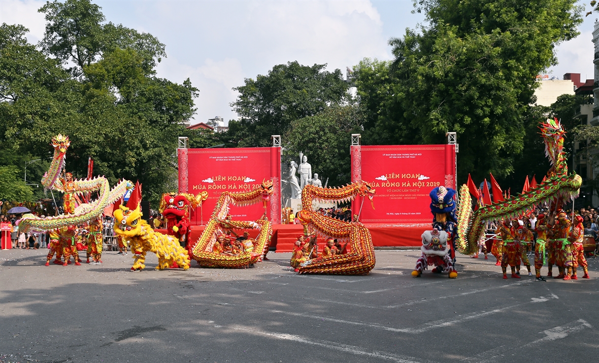 múa rồng đã và đang trở thành một điểm nhấn ấn tượng trong việc gắn hoạt động trình diễn văn hóa nghệ thuật ngoài trời với phát triển du lịch của Thủ đô Hà Nội