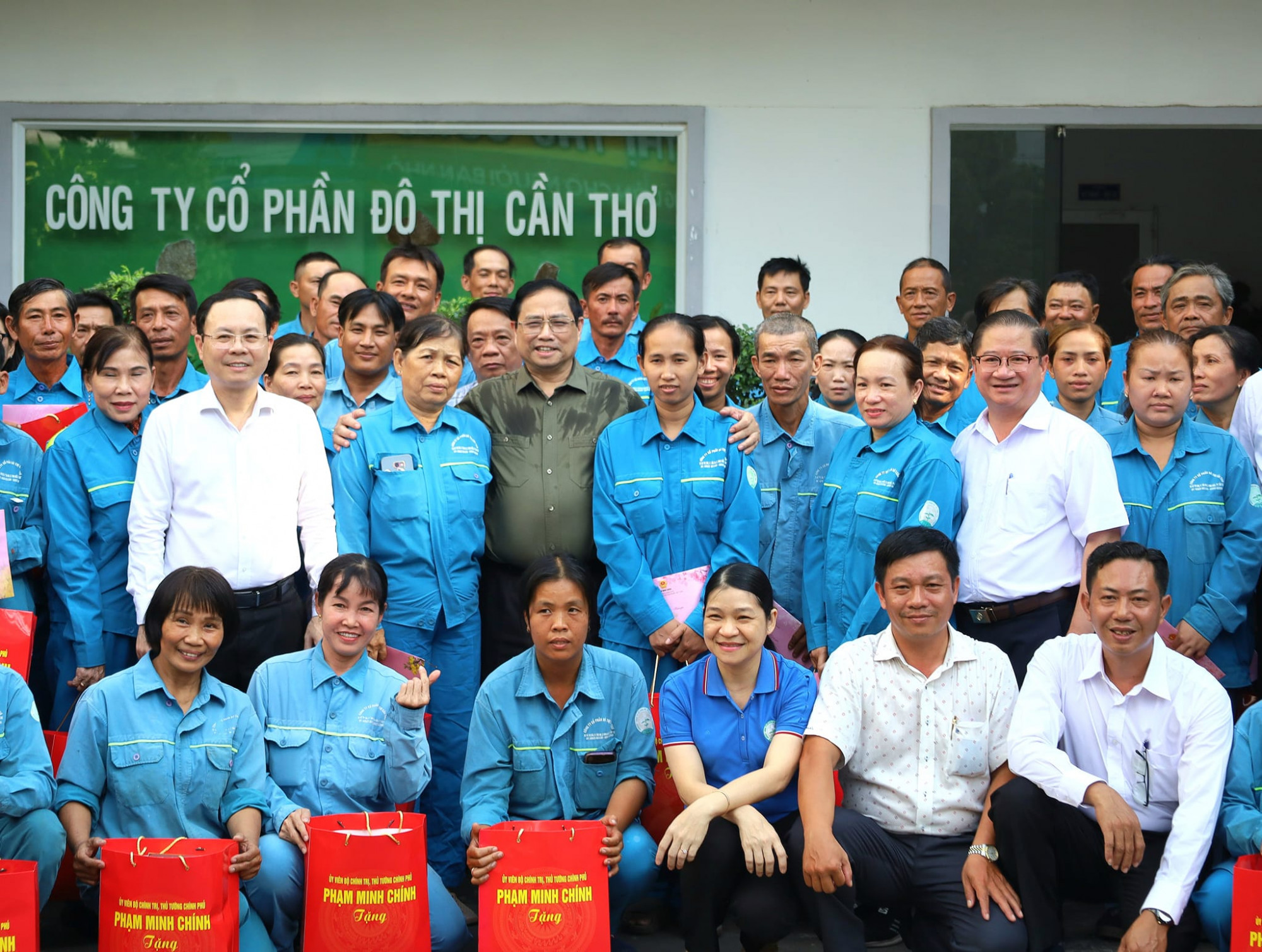 Thủ tướng Phạm Minh Chính ghi nhận, biểu dương những nỗ lực, cố gắng của 450 công nhân, trong đó có 150 phụ nữ ở Công ty Đô thị Cần Thơ