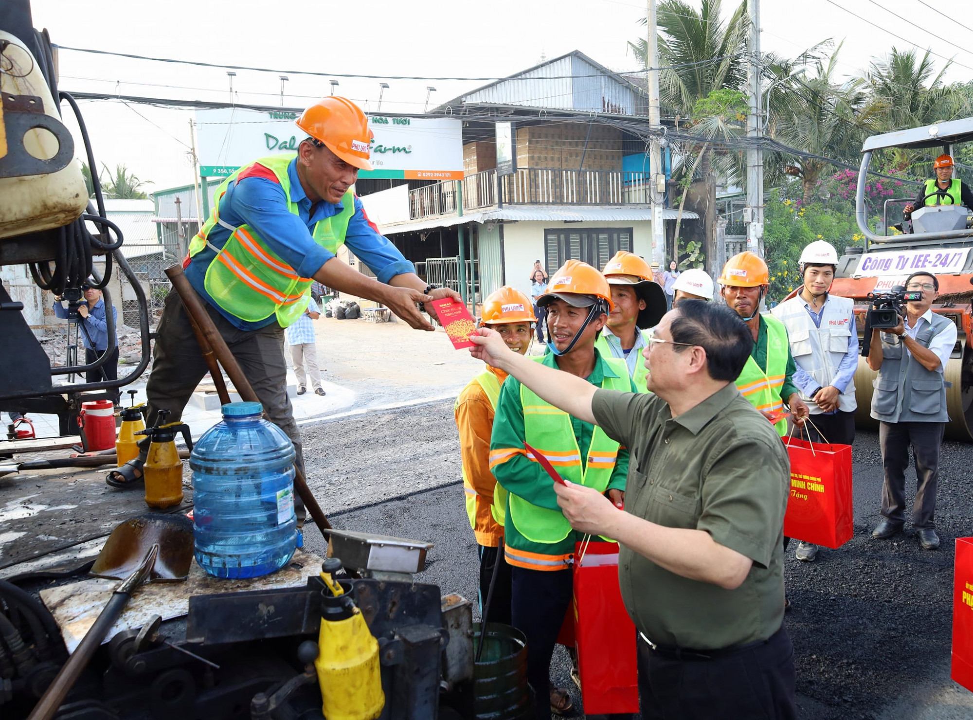 Thủ tướng thăm, tặng quà các công nhân đang thi công tuyến đê kè, ứng phó biến đổi khí hậu TP Cần Thơ tại công trường