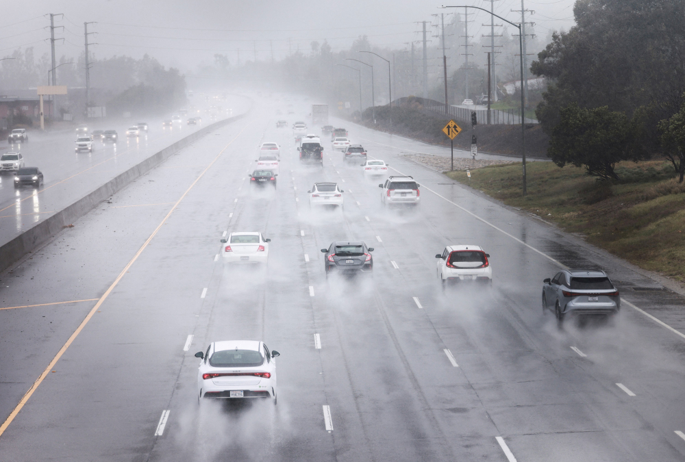 Ô tô chạy dưới mưa ở Agoura Hills, California - Ảnh: Aude Guerrucci/Reuters