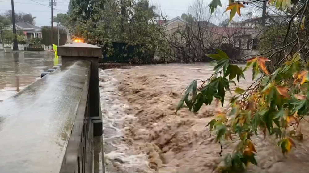 Sông Mission Creek tràn bờ, gây lũ lụt tại Santa Barbara, California, vào ngày 4/2 - Ảnh: SBIncidents/X