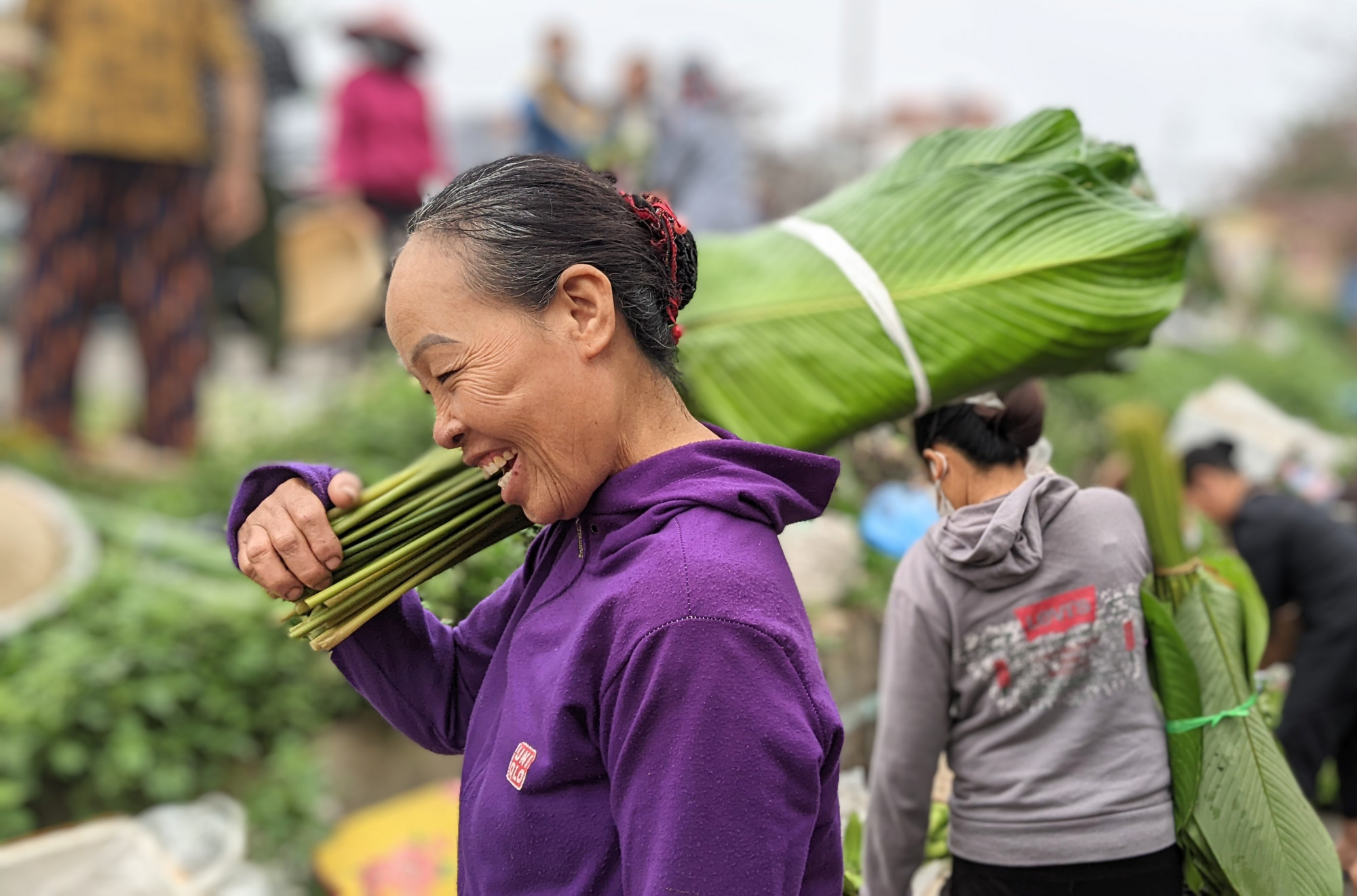 Niềm vui ở chợ lá dong.