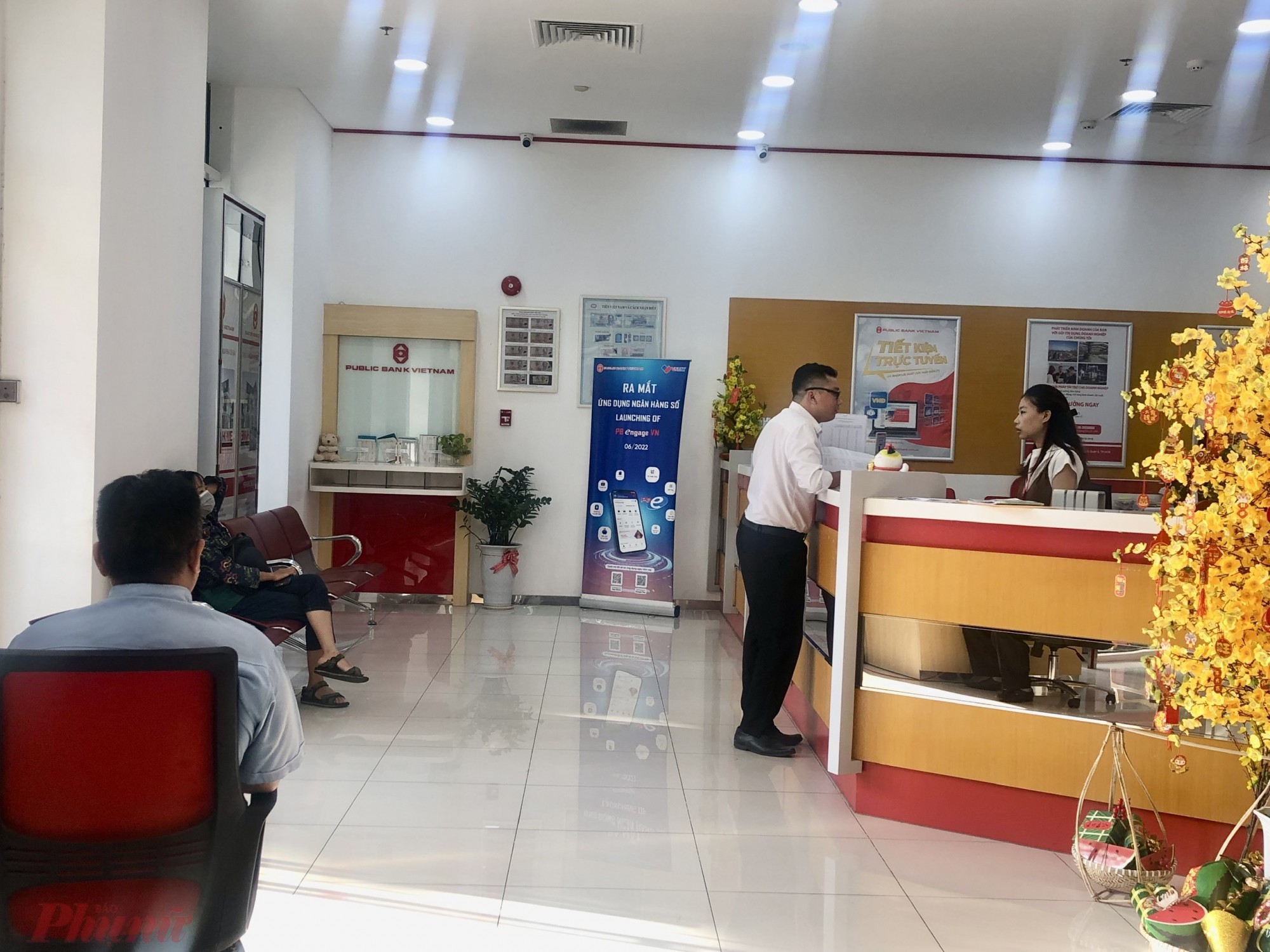 Khách đến giao dịch tại ngân hàng TMCP Public Bank (Malaysia) chi nhánh Phạm Ngọc Thạch, quận 3, TPHCM cũng vắng hơn so với các phòng giao dịch ngân hàng khối Nhà nước. Một nhân viên tín dụng tại đây cho biết, đa phần là khách đến thực hiện các hồ sơ vay vốn mới, chờ giải ngân hoặc làm thủ tục tất toán khoản vay. Khách gửi tiết kiệm thì ít hơn do đa phần khách đều chọn hình thức gửi online để nhận lãi suất cao hơn so với gửi trực tiếp tại quầy. 