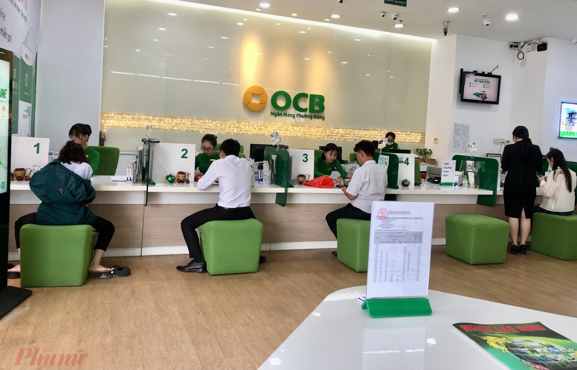 Tại phòng giao dịch ngân hàng TMCP Phương Đông (OCB) chi nhánh TPHCM (đường Võ Văn Tân, quận 3, TPHCM) cũng đông khách. Tuy nhiên lượng khách ngồi chờ chỉ vài người chứ không quá đông như tại các phòng giao dịch của ngân hàng TMCP khối Nhà nước. 