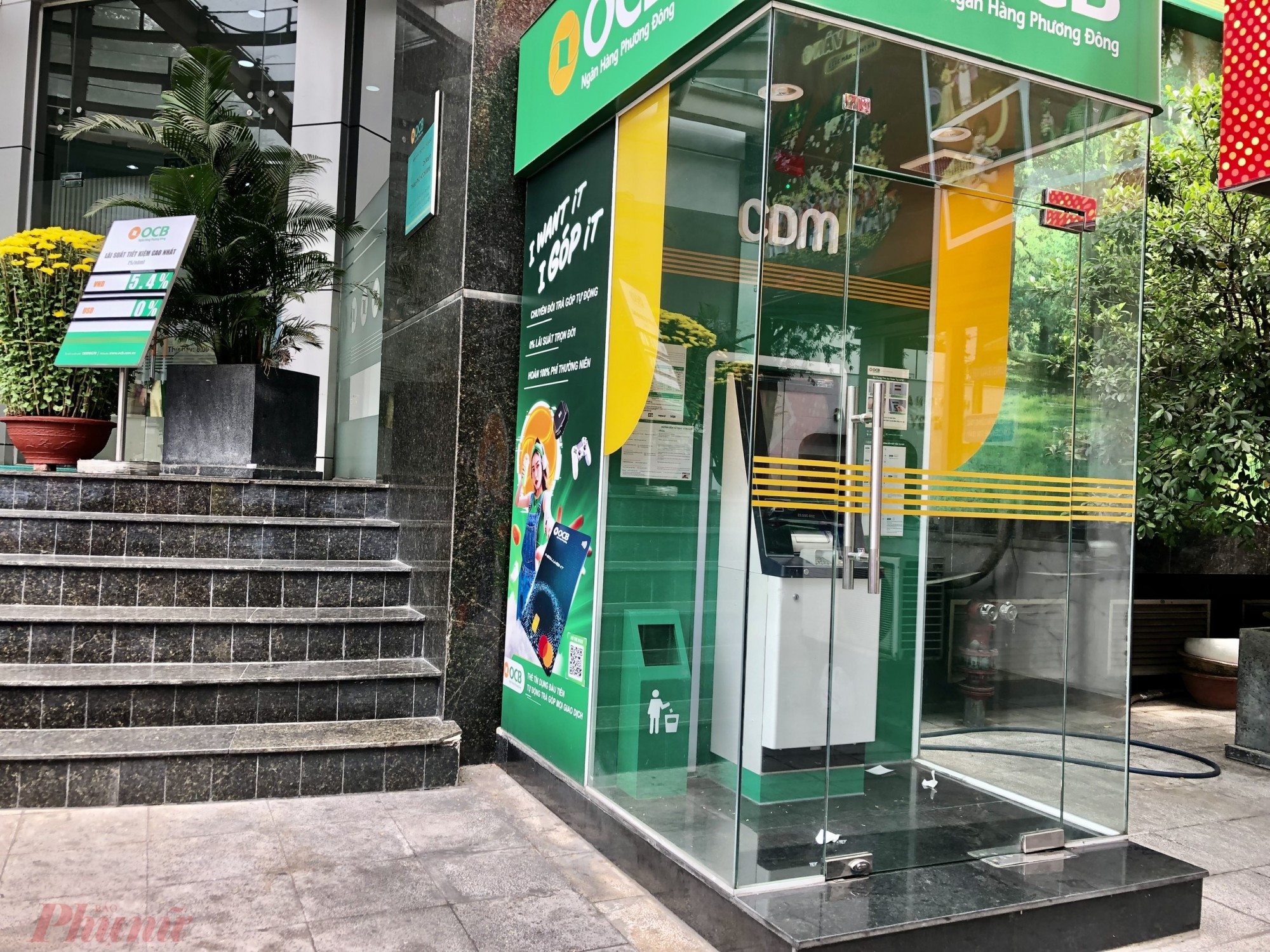 Trụ ATM của OCB trên đường Võ Văn Tần thi thoảng chỉ có vài khách ghé rút tiền. Theo ghi nhận của chúng tôi, thời điểm bình thường khách có thể rút tiền khác ngân hàng tại trụ ATM của bất kỳ ngân hàng nào, nhưng những ngày này, phần lớn ATM sẽ ưu tiên nhận thẻ cùng ngân hàng. Tôi sử dụng thẻ Techcombank để rút tại trụ ATM của ngân hàng khác thì giao dịch bị lỗi, sau đó khi thực hiện giao dịch tại trụ ATM của Techcombank thì giao dịch bình thường - chị Thúy, một khách giao dịch chia sẻ. Ông Nguyễn Đức Lệnh - Phó giám đốc Ngân hàng Nhà nước chi nhánh TPHCM - cho biết, Ngân hàng Nhà nước đã có văn bản gửi các tổ chức tín dụng trên địa bàn TPHCM về 1 số lưu ý trong công tác thanh toán thời điểm Tết . Yêu cầu các tổ chức tín dụng phải hướng dẫn người dân sử dụng các phương thức thanh toán không tiền mặt để giảm áp lực rút tiền tại ATM, cập nhật cho người dùng các thủ đoạn lừa đảo trong hoạt động ngân hàng. Phải đảm bảo duy trì hệ thống thanh toán thông suốt 24/7, tiến hành rà soát lại đường truyền, tăng nguồn nhân lực về công nghệ, bố trí cán bộ trực trong ngày Tết, thông báo số điện thoại tại các ATM để khách có thể liên hệ khi gặp sự cố. Khi tiếp nhận phản hồi của người dân phải tiếp nhận, giải quyết ngay - ông Nguyễn Đức Lệnh thông tin. 