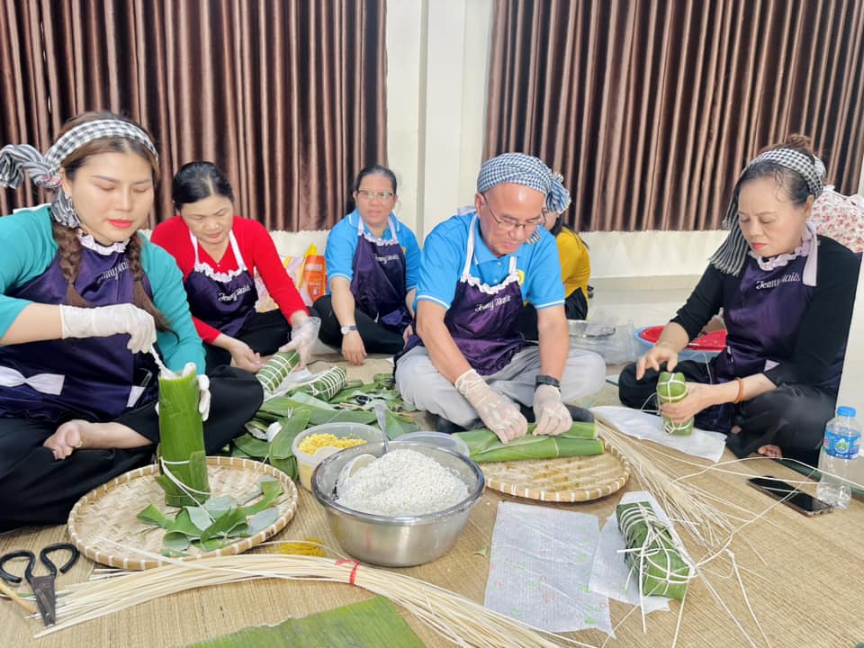 các đội tham giqa phần thi gói bánh tét 