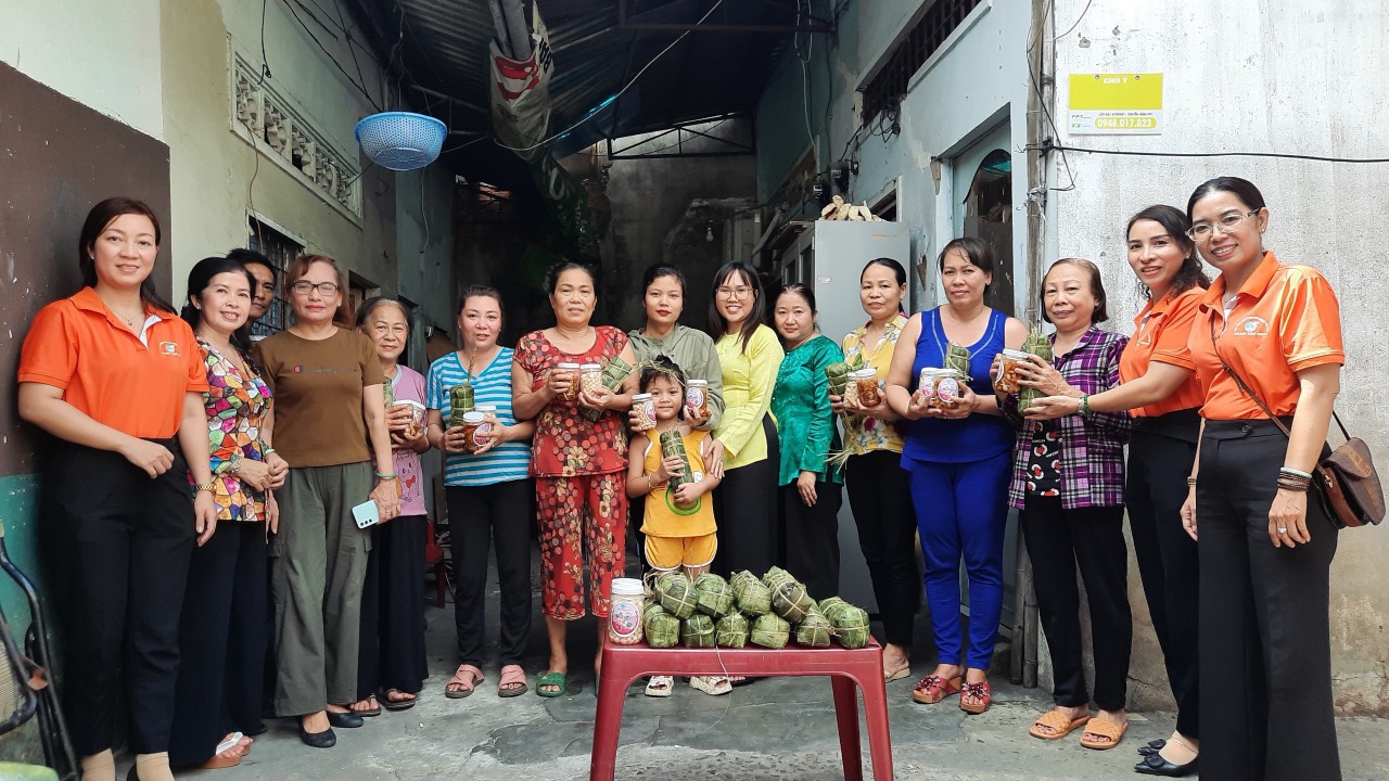 Số bánh sau phần thi gói được các đội nấu chín và gửi lại Ban tổ chức để tặng ch người lao động ở trọ không có điều kiện về quê đón tết 