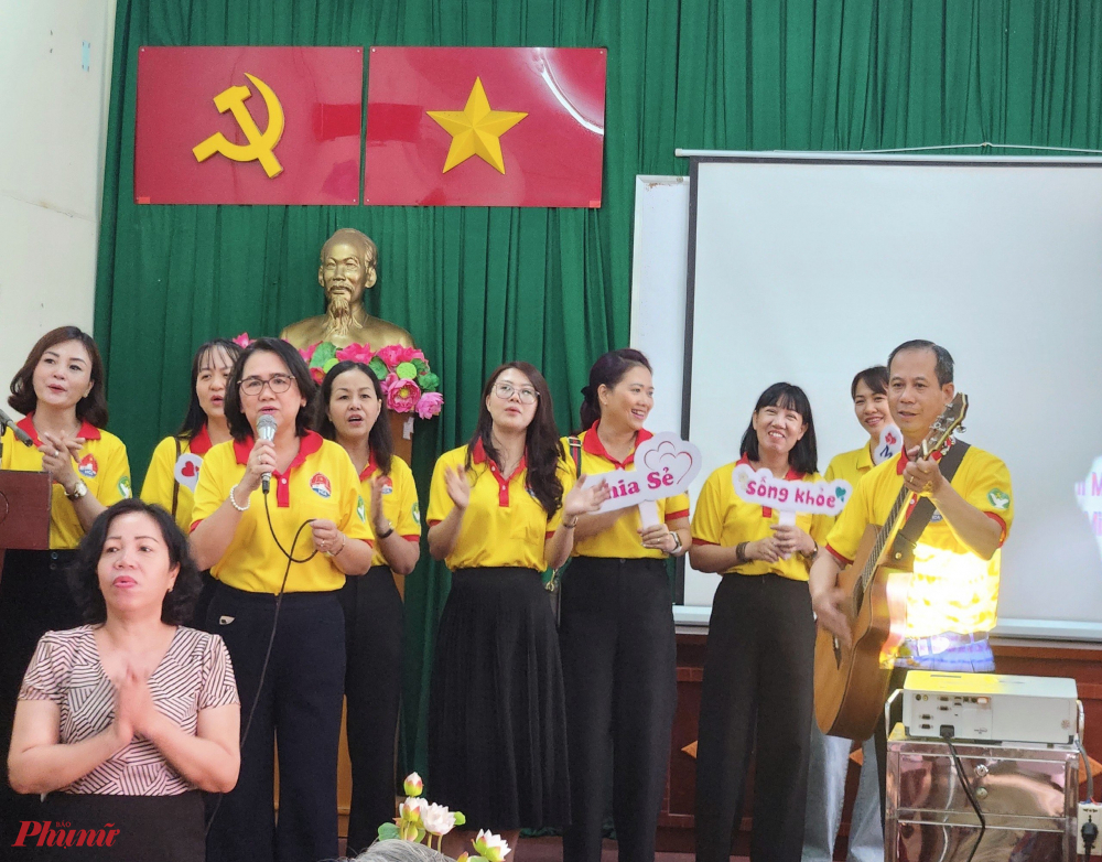 Các thầy cô ở Học viện Cán bộ TPHCM hát tặng các cụ những bài hát vui tươi đón Xuân