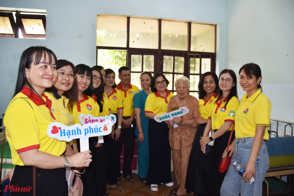 Chi hội Nữ tri thức Học viện cán bộ TPHCM đến tận phòng thăm, chúc tết các cụ tuổi cao, sức yếu trong Trung tâm Dưỡng lão Thị Nghè