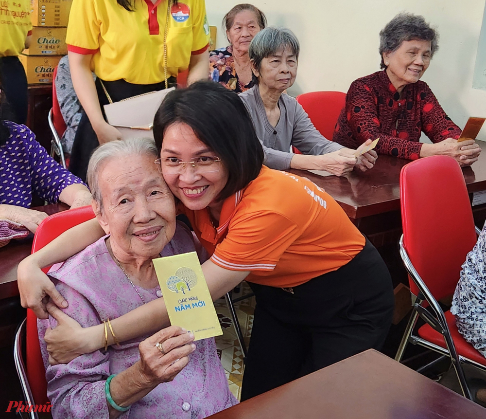 Cụ Trần Thị Minh (88 tuổi) - nguyên Chủ tịch Hội LHPN quận 10 với nụ cười rạng rỡ