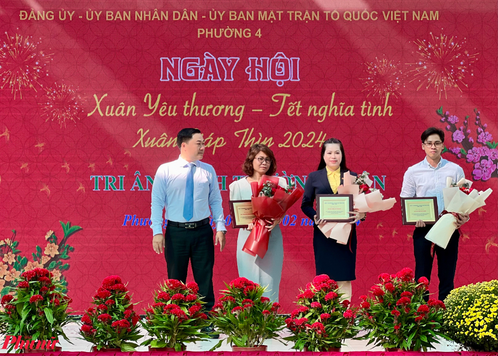 Ông Nguyễn Ngọc Đức - Chủ tịch UBND Phường 4, quận 3 trao biểu trưng và hoa cảm ơn cho các đơn vị tài trợ.