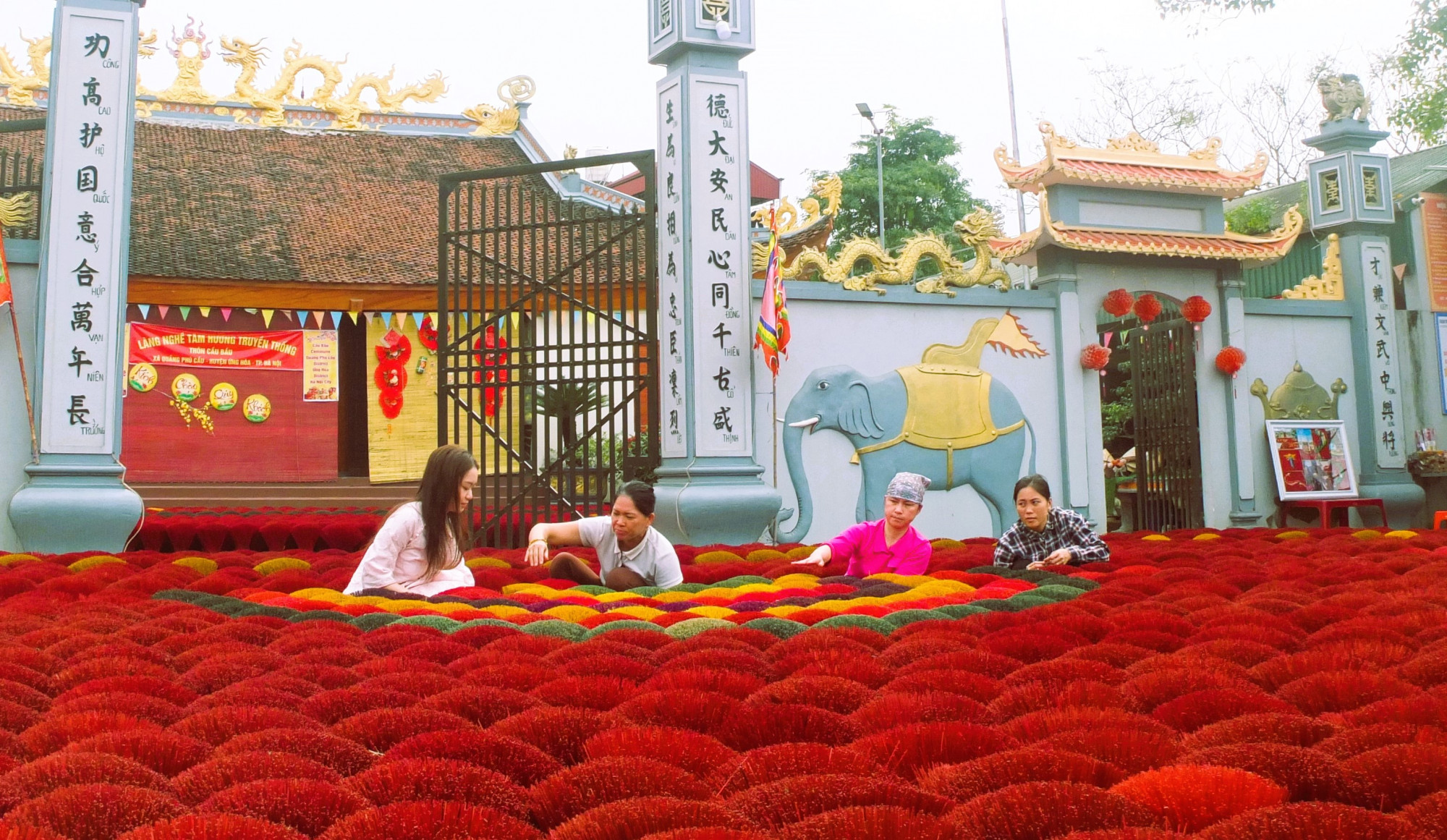 Điểm check-in trước sân đình Bầu.