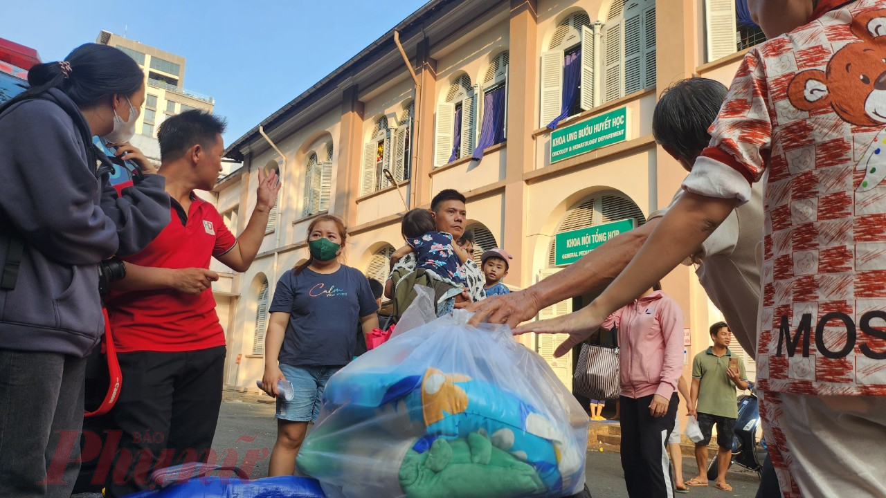 Trước khi xuất viện, các bé sẽ được bác sĩ khám tổng quát, nếu đủ điều kiện sức khỏe sẽ cho về. Tùy nơi đến, nhà xe sẽ phân tuyến xe phù hợp để mọi người về sớm nhất có thể. Hôm nay, có 4 bé đã đăng ký về nhà nhưng cuối cùng vẫn không về được vì sức khỏe chưa ổn định. Vì vậy, chúng tôi cũng sẽ tạo điều kiện cho những bé không có danh sách trước nhưng lại được về nhà, chị Mai nói