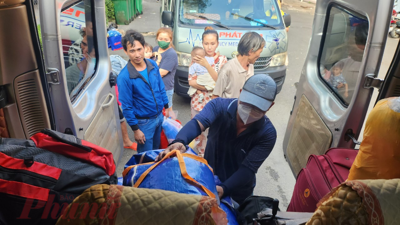 Mọi người tranh thủ đưa đồ lên xe đẻ kịp giờ xuất phát