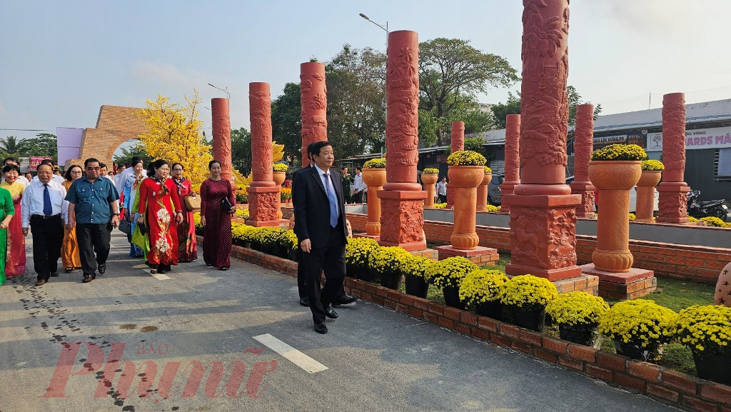 Đây còn là thông điệp của lãnh đạo tỉnh gởi đến nhân dân với mong muốn người dân Vĩnh Long phát huy tinh thần đoàn kế, hướng đến mục tiêu xây dựng văn hóa, con người Vĩnh Long phát triển toàn diện