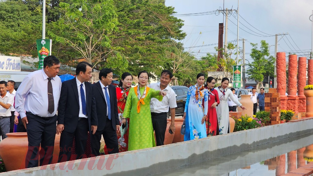 Bí thư Tỉnh ủy Bùi Văn Nghiêm, Chủ tịch UBND tỉnh Lữ Quang Ngời và các đại biểu của tỉnh Vĩnh Long tham quan đường gốm đỏ và hoa dài nhất Việt Nam