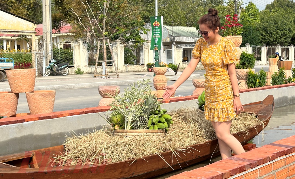 “Đường gốm đỏ và hoa dài nhất Việt Nam” thu hút du khách đến check-in dịp tết Nguyên đán Giáp Thìn năm 2024