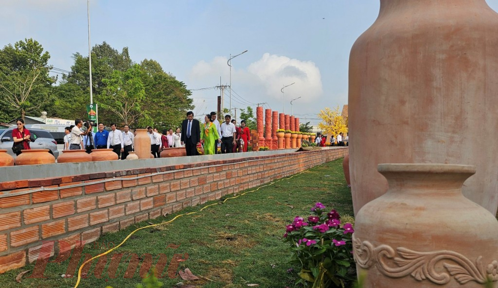 Sự kiện này tiếp tục tôn vinh tinh thần lao động cần cù, sáng tạo và bàn tay khéo léo qua bao thế hệ của người dân Vĩnh Long từ trên 100 năm nay