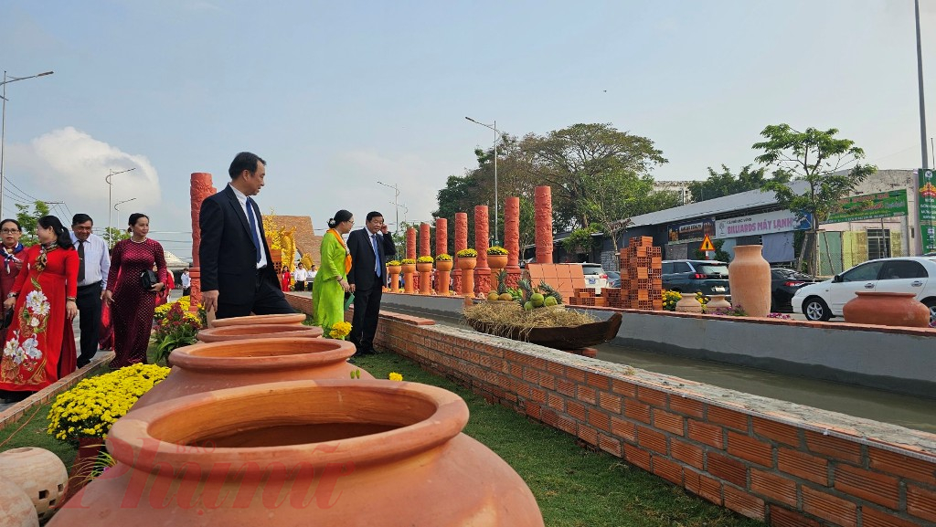 “Vương quốc gốm đỏ Vĩnh Long” tái hiện hoành tráng và công phu mang theo nét đẹp phủ màu thời gian, đan xen với sắc màu tươi thắm của mùa xuân; khơi dậy nhiều giá trị và gởi gấm những mong ước tốt lành, trọn vẹn