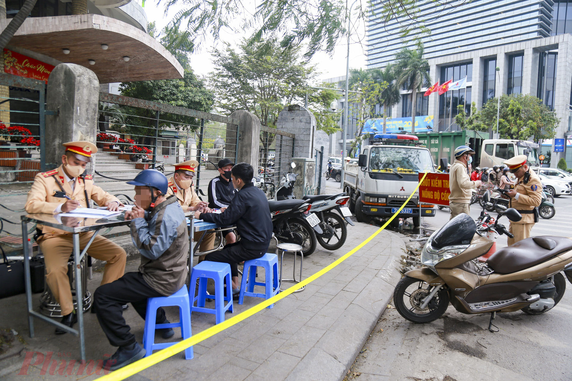 Những ngày cận Tết, lực lượng CSGT Hà Nội tăng cường xử lý nồng độ cồn trên các tuyến quốc đảm bảo trật tự an toàn giao thông, hàng loạt 'ma men bị xử lý.