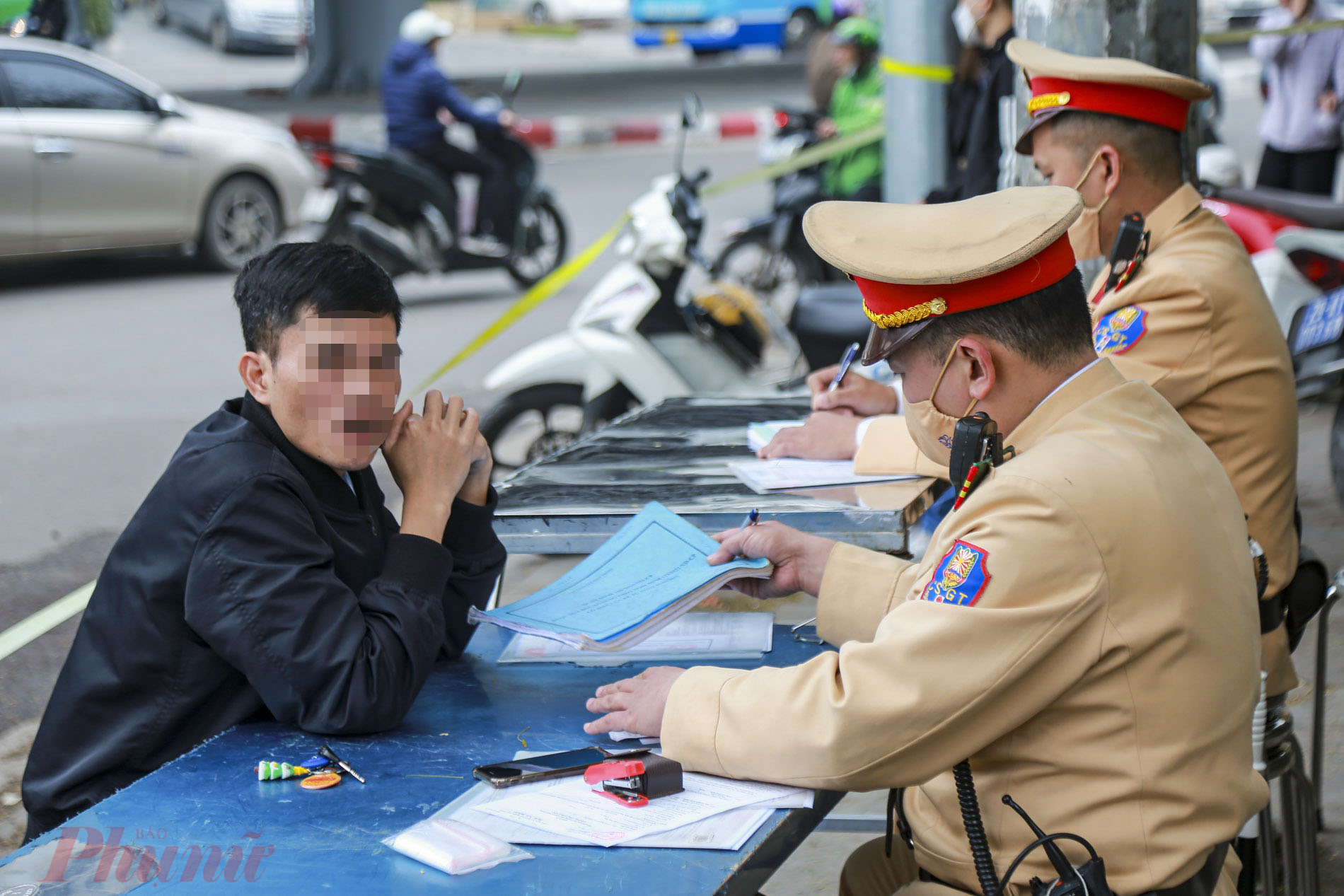 Làm việc với tổ công tác, tài xế T. cho biết vừa tham gia tiệc tất niên cuối năm cùng đồng nghiệp tại công ty, không thể từ chối lời mời trong buổi tiệc và xin bỏ qua lỗi vi phạm, nhưng bất thành.