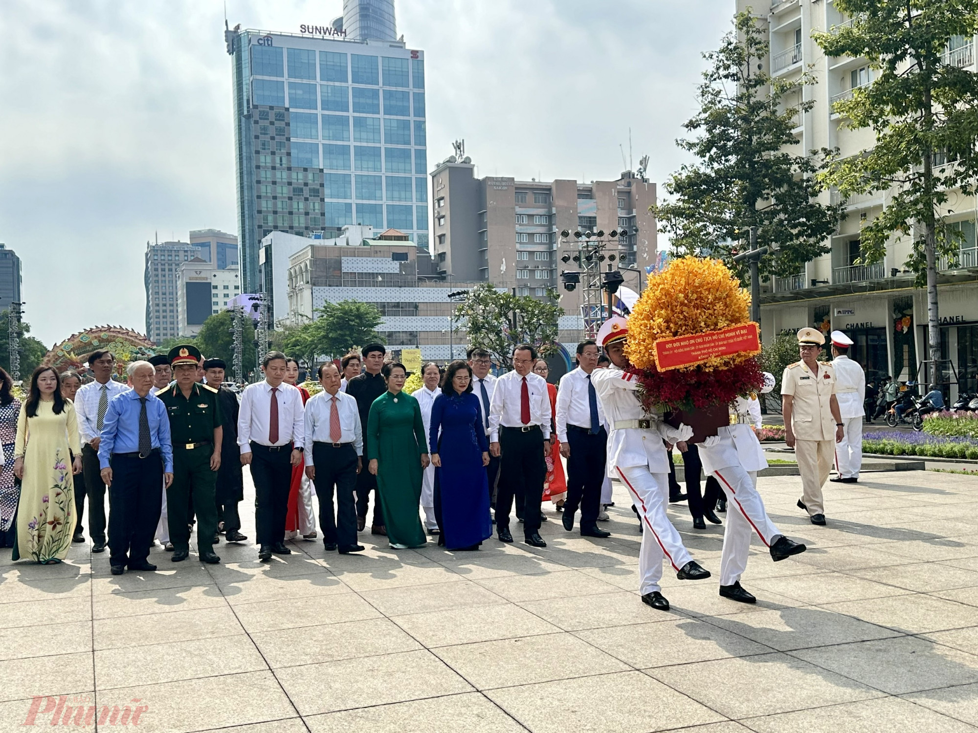 Đoàn đại biểu đã dâng hoa tưởng niệm Chủ tịch Hồ Chí Minh tại công viên Tượng đài Chủ tịch Hồ Chí Minh (Quận 1) 