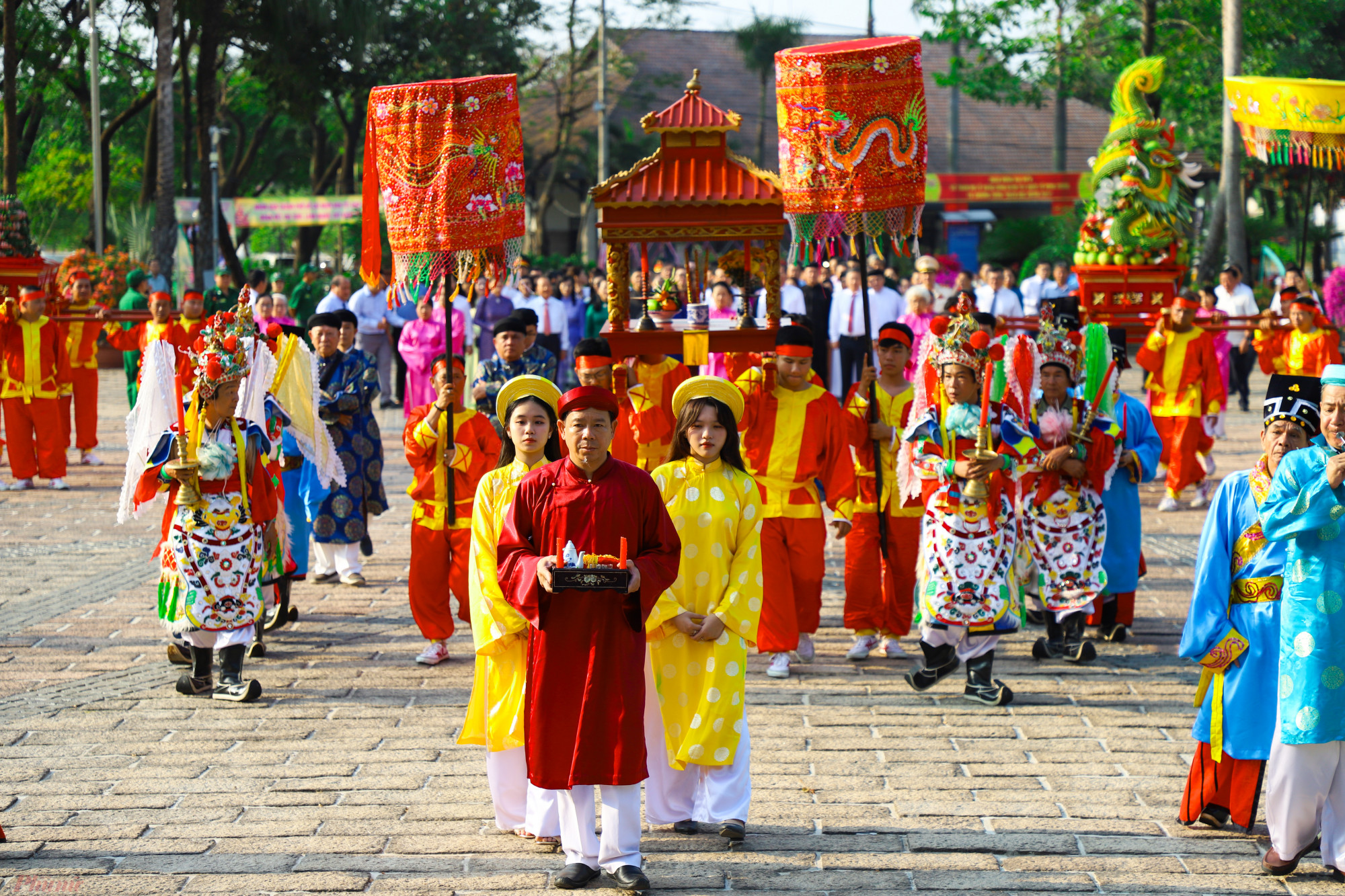 Ngoài ra, đoàn lãnh đạo còn đi đoàn lãnh đạo TP HCM đã dâng hương, dâng hoa tưởng niệm các Anh hùng, liệt sĩ, Mẹ Việt Nam Anh hùng