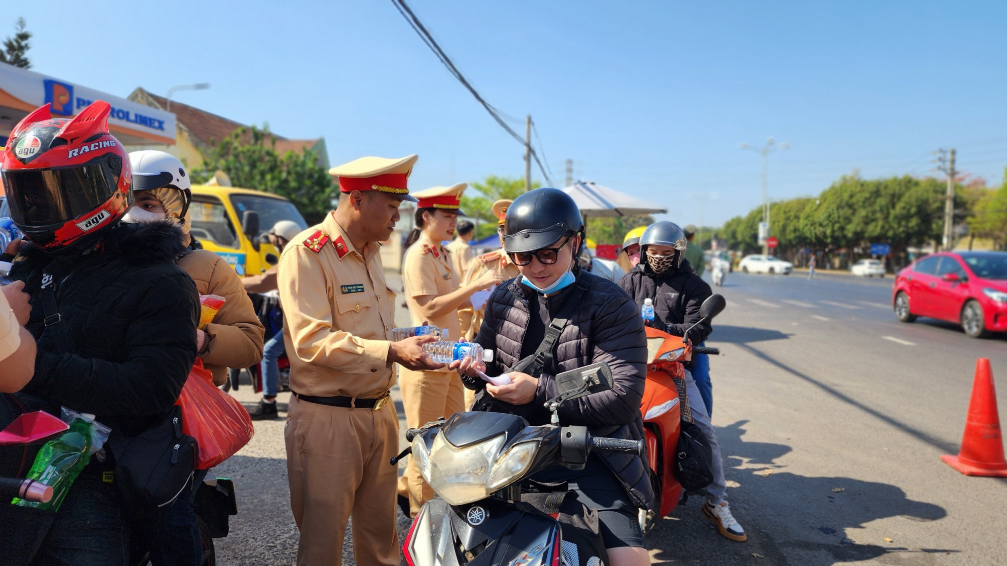 Người đi đường xúc động khi nhận được những món quà bất ngờ của lực lượng Công ân TP Buôn Ma Thuột