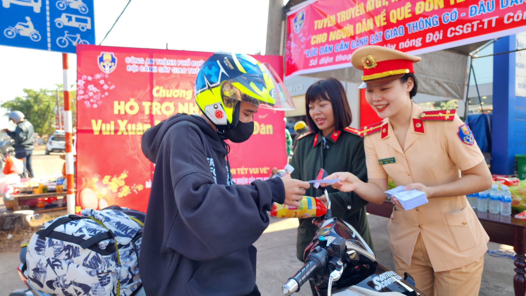 Lực lượng công an phát phiếu đổ xăng miễn phí cho người dân trên đường về quê ăn Tết