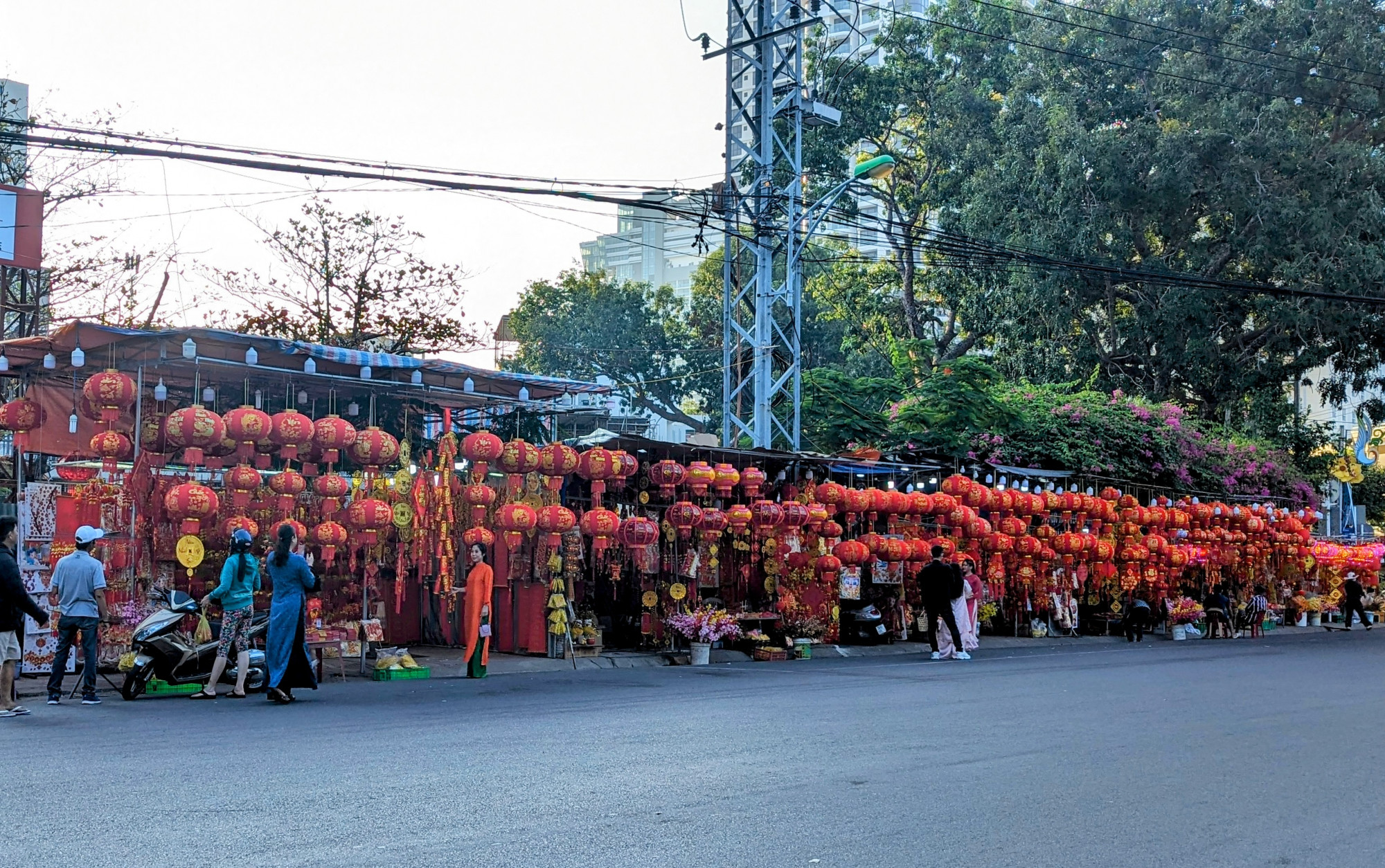 Phố lồng đèn ở bùng binh Quang Trung