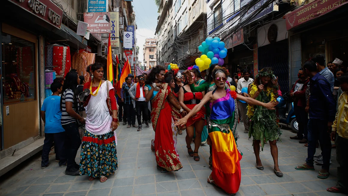 Mọi người tham gia cuộc diễu hành của cộng đồng LGBTQ+ ở Kathmandu năm 2017 - Ảnh: Sunil Pradhan/Nurphoto/Getty Images