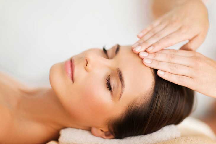 Massage toàn thân: Massage có thể thúc đẩy tuần hoàn máu, giúp làm trắng da. Bạn có thể dùng tinh dầu dưỡng trắng hoặc dầu massage để thực hiện, đặc biệt là những vùng da dễ bị nám, xỉn màu như cổ, mu bàn tay, bàn chân. Tần suất thích hợp là thực hiện massage toàn thân 1-2 lần/tuần. 