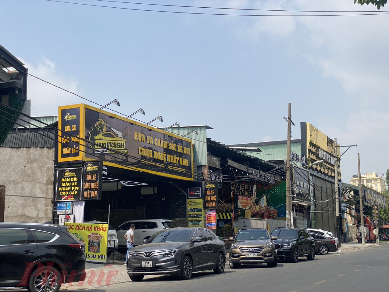 Ngoài rửa xe máy, dịch vụ rửa, chăm sóc xe ô tô cũng đang hót trong những ngày này. Tại một tiệm trên đường Đồng Nai, quận 10, xe ô tô xếp hàng chờ đến lượt.