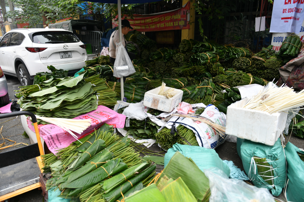 Những ngày cận Tết là thời điểm khu chợ này nhộn nhịp nhất, thậm chí đến ngày 29 Tết vẫn còn đông đúc người mua.