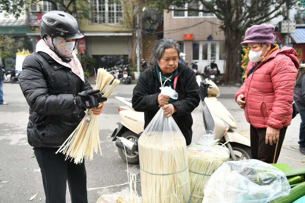 Không chỉ để dành cho các tiểu thương nhập để bán lẻ tại các chợ truyền thống, đây còn là nơi mà nhiều người dân Hà Nội thích tìm đến khi muốn lựa chọn mua những chiếc lá dong đẹp nhất để gói bánh chưng.