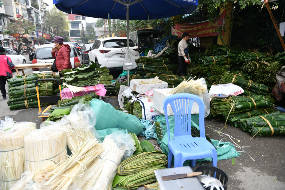 Lá dong tại đây được nhập từ nhiều tỉnh thành, nhiều nhất là Tây Bắc và một lượng lớn từ làng Tràng Cát (Thanh Oai, Hà Nội).