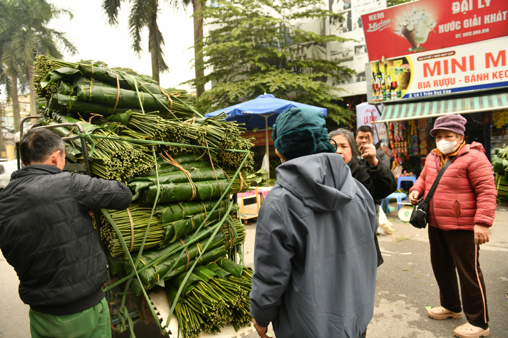 Chợ Trần Quý Cáp (quận Đống Đa) là chợ truyền thống chuyên bán lá dong lâu đời nhất Hà Nội. 