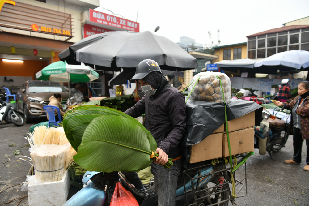 Chợ lá dong Trần Quý Cáp vẫn luôn là địa chỉ được nhiều người tin cậy khi muốn tìm mua lá dong đẹp, chất lượng.