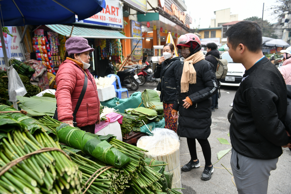 Lá dong giá khoảng 50-70.000 đồng/ bó loại thường, lá chuối giá 12.000 đồng/kg, lạt buộc có giá 10.000/ bó.