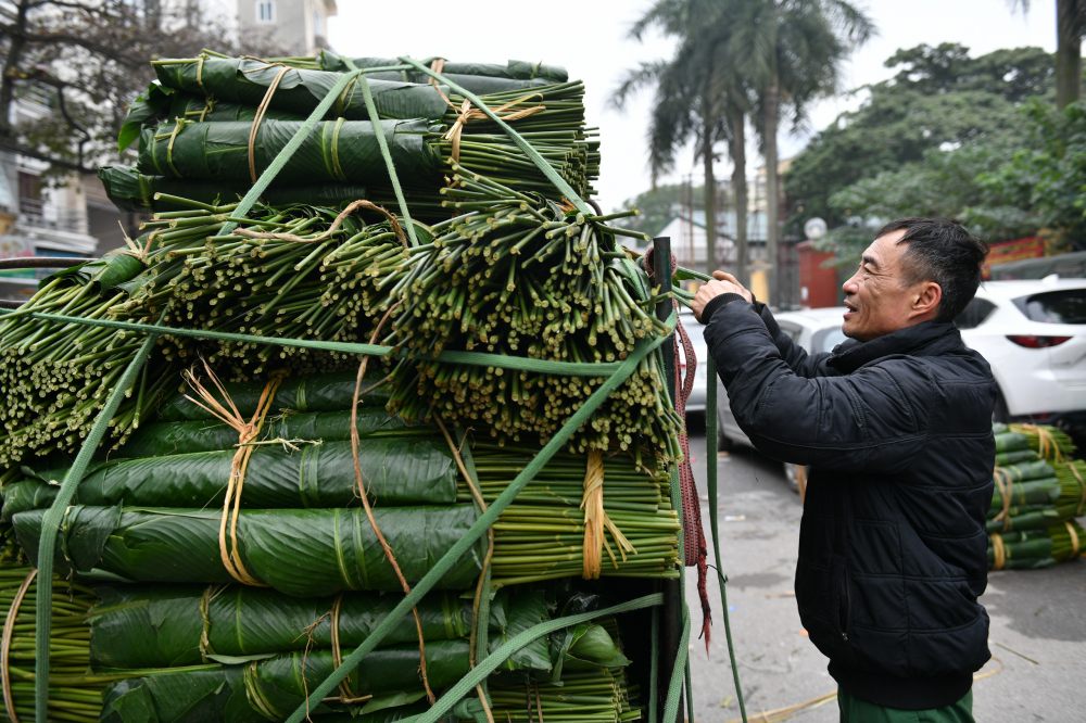 Khu chợ lá dong này họp liên tục trong ngày từ sau 17 tháng Chạp cho tới 29 tháng Chạp.