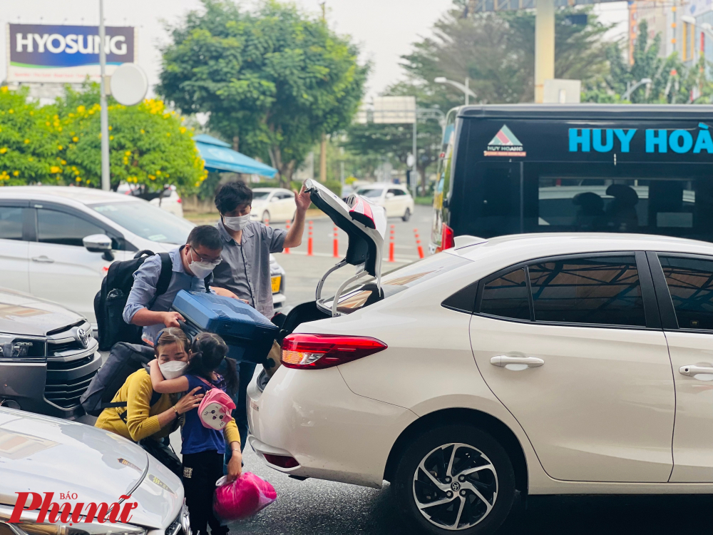Nhiều khách hàng đặt xe công nghệ sát tết bật ngửa vì giá cuốc tăng cao. (Trong ảnh: Khách đặt xe công nghệ tại khu vực sân bay Tân Sơn Nhất). Ảnh: Quốc Thái