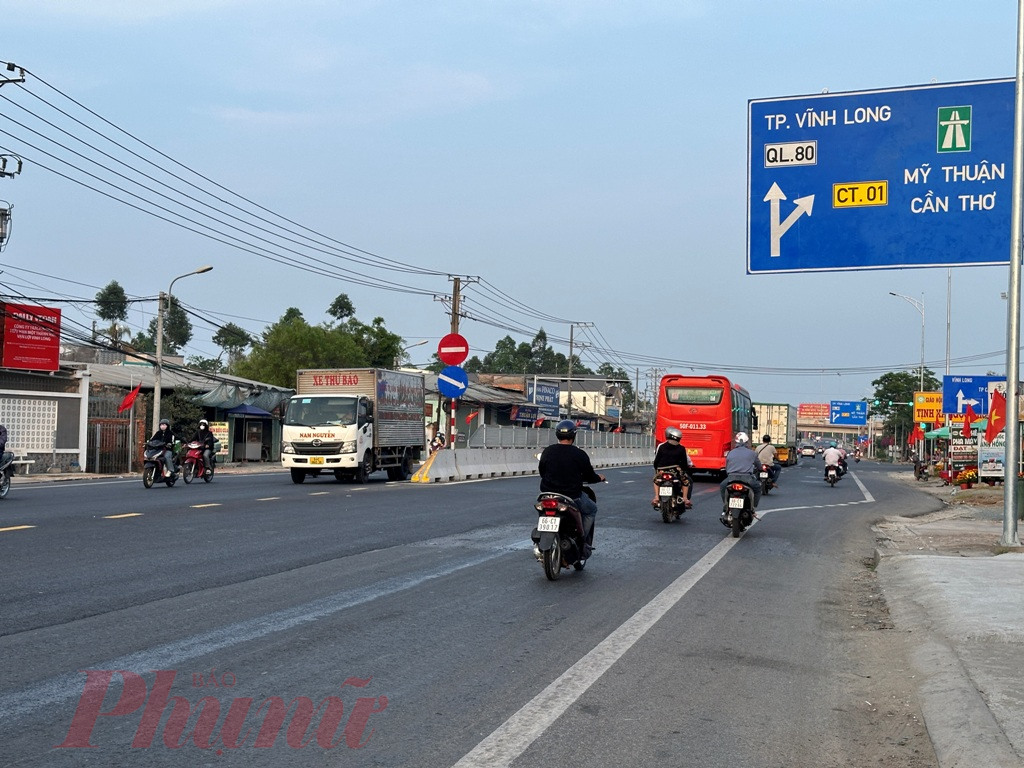 Trên quốc lộ 80 hướng cầu Mỹ Thuận đi TP Sa Đéc (tỉnh Đồng Thap) có rất ít phương tiện di chuyển