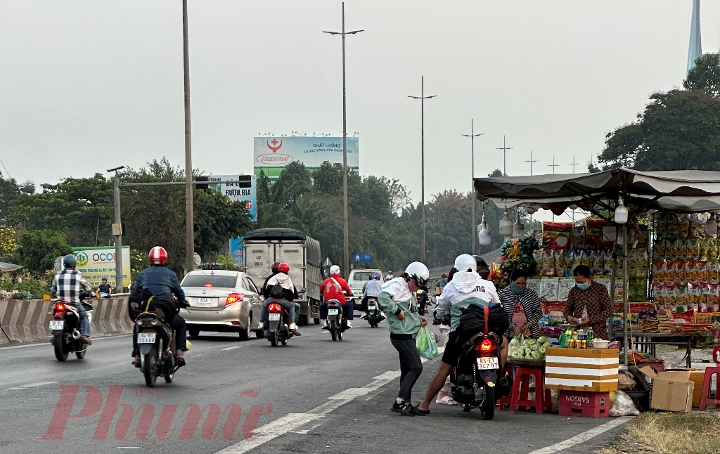 Tại khu vực cầu Mỹ Thuận (phía bờ tỉnh Tiền Giang), nhiều người bán hàng rong lấn chiếm lòng khiến quốc lộ bị thu hẹp, tiềm ẩn xảy ra tai nạn giao thông