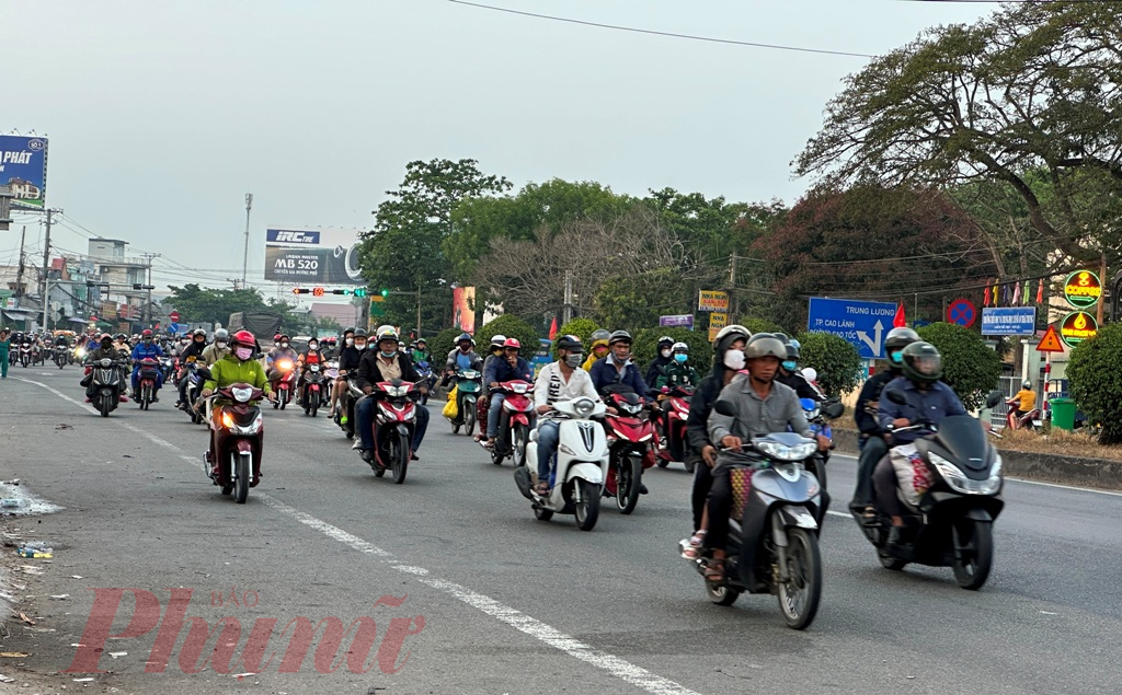 Trên quốc lộ 1 (đoạn ngã ba An Thái Trung, thuộc huyện Cái Bè, tỉnh Tiền Giang) rất đông phương tiện xe máy di chuyển về các tỉnh miền Tây, tuy nhiên không xảy ra tình trạng kẹt xe