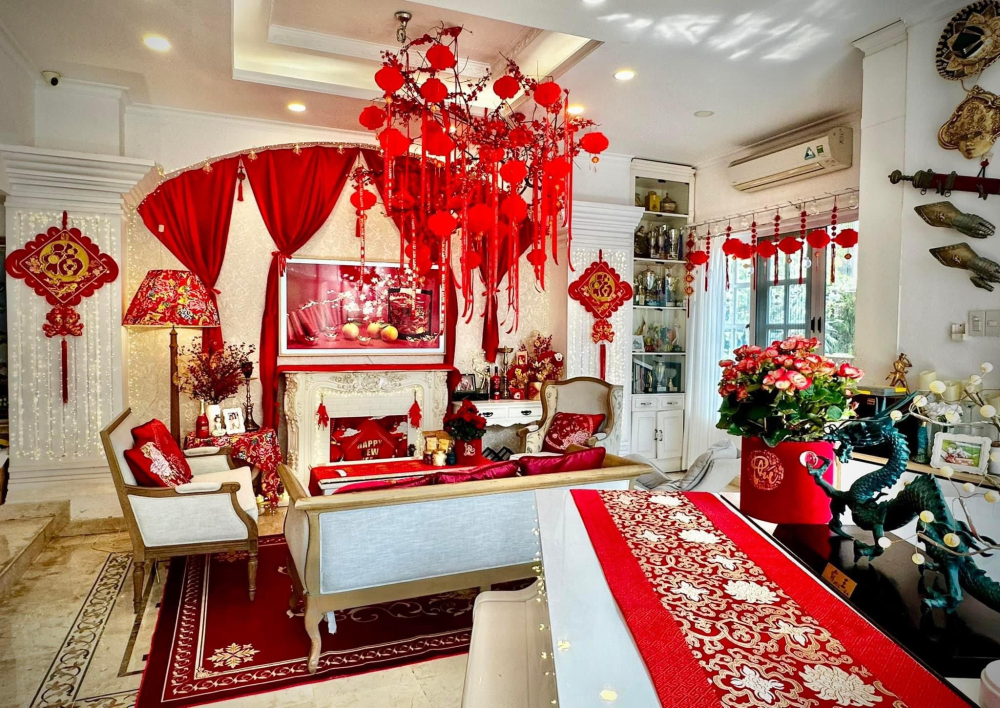 Vợ chồng nhạc sĩ Minh Khang, người mẫu Thúy Hạnh tự tay trang hoàng nhà cửa từ sớm. Với tông màu đỏ chủ đạo, không gian phòng khách, phòng bếp của ngôi nhà ngập tràn câu đối đỏ, những tấm thẻ cầu chúc điều tốt lành trong năm mới.