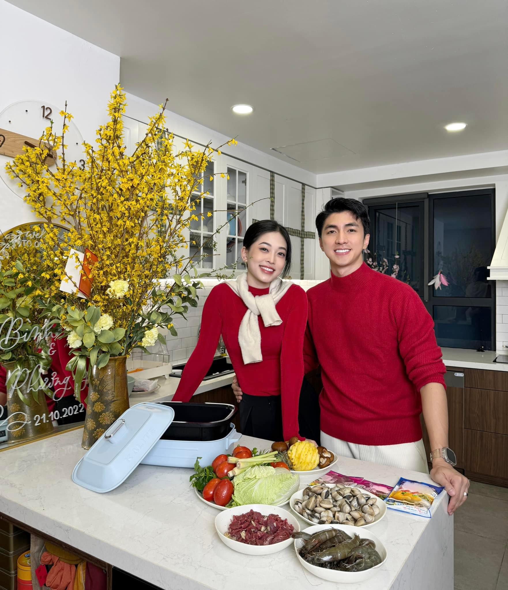 Vợ chồng diễn viên Bình An - Phương Nga cũng tranh thủ thời gian rảnh sắm sửa cây mai và dọn dẹp nhà cửa đón Tết.