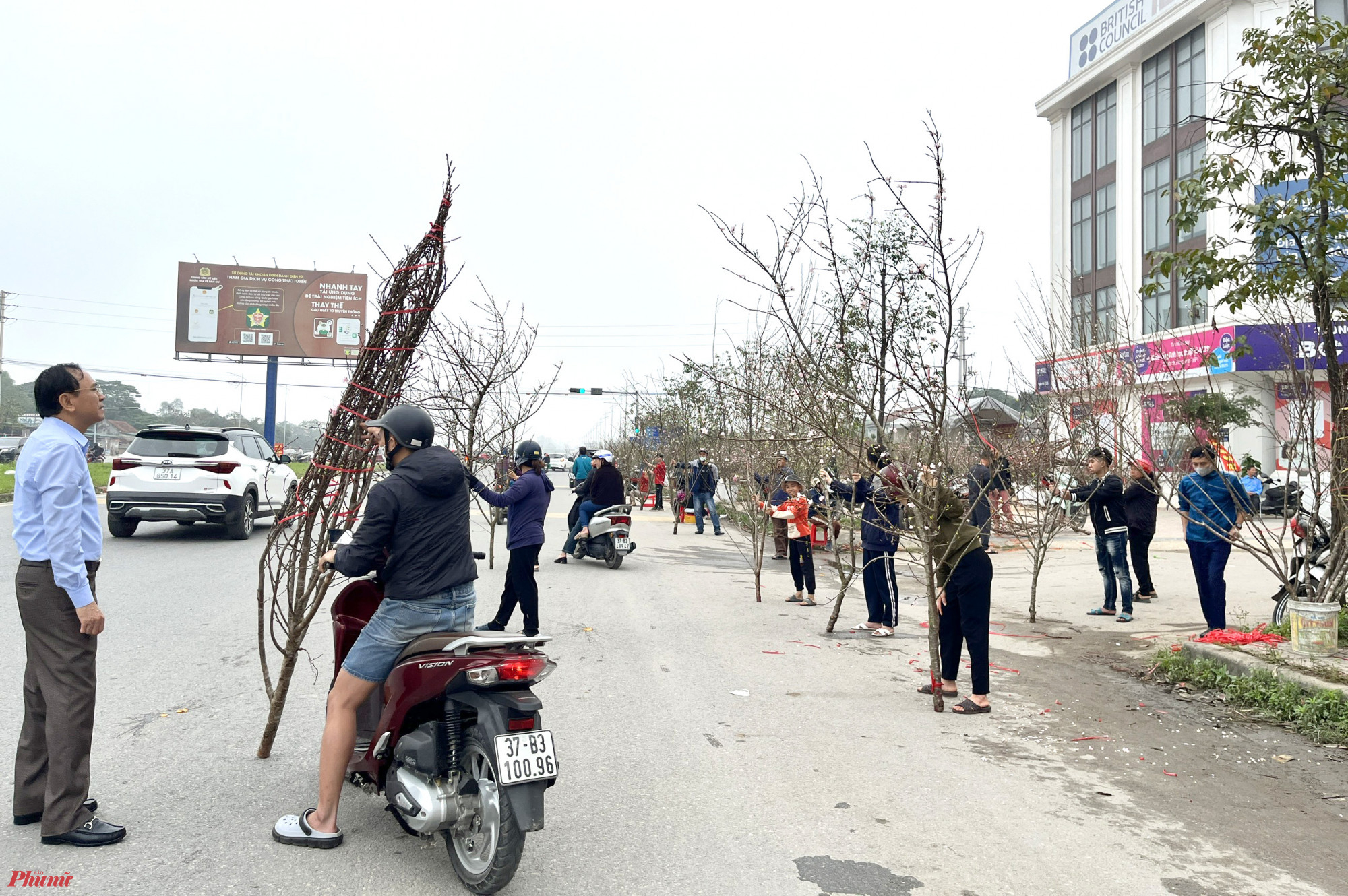 Nhiều người bán đào dọc đường 72m nhiều thời điểm còn tràn ra tận ngoài đường để chào mời khách.