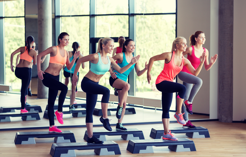 Tập aerobic: Đây là bài tập thể dục nhịp điệu với các động tác nhanh, liên tục trên nền nhạc sôi động, giúp toàn bộ cơ thể được chuyển động nhịp nhàng. Tập aerobic đều đặn và đúng cách có tác dụng rèn luyện thể lực, đem lại nhiều lợi ích cho sức khỏe, làm tăng nhịp tim, giúp đốt cháy calo và hỗ trợ giảm cân hiệu quả. Khi tập aerobic, bạn phải vận động liên tục tay, chân, bụng, lưng, hông. Những động tác này giúp cơ thể hấp thụ oxy nhiều hơn, quá trình tuần hoàn máu diễn ra nhanh hơn. Từ đó, các mạch máu được kích thích, giúp giảm tình trạng đau cơ, máu nhiễm mỡ, ngăn ngừa đột quỵ.