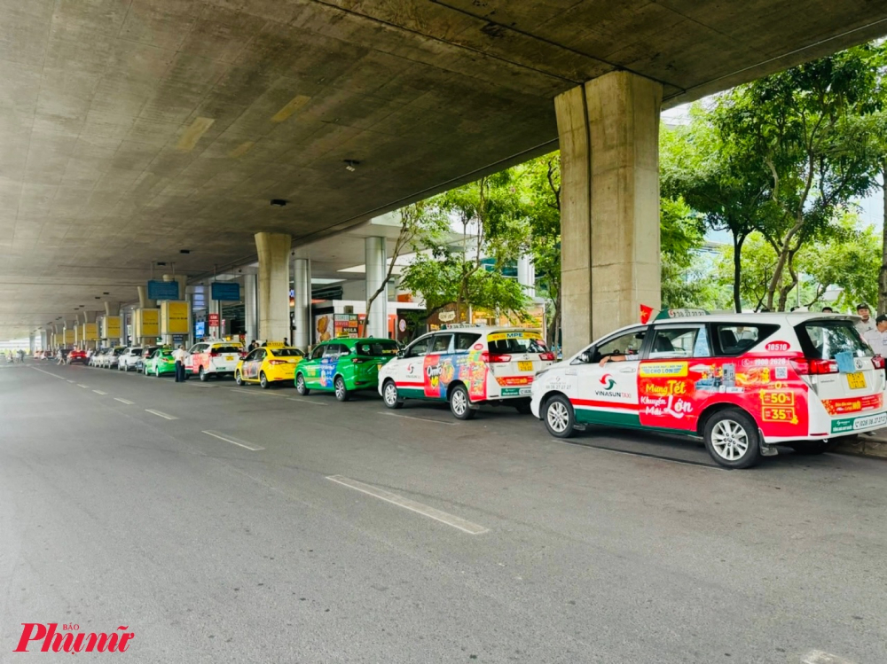 Một số khu vực đổ taxi chờ khách cũng khá trật tự.